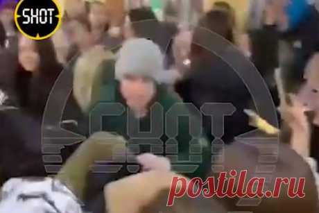 Российские школьники подрались в ТЦ на встрече с тиктокером с розовыми волосами. В Благовещенске Амурской области школьники устроили массовую драку в торговом центре (ТЦ) «Острова» на встрече с тиктокером с ником «Нюша не грусти», который носит парик с розовыми волосами. Кадры с места стычки несовершеннолетних опубликовал Telegram-канал Shot в понедельник, 22 января.