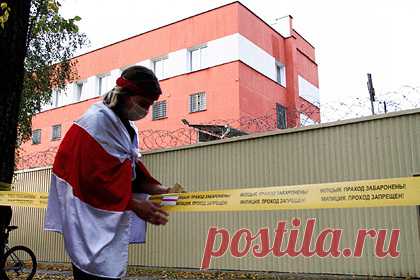 В Белоруссии бывшие заключенные пожаловались на пытки в изоляторе. В Белоруссии бывшие заключенные пожаловались на условия содержания в Центре изоляции правонарушителей (ЦИП) на Окрестина в Минске. В частности, их не устроило то, что у них забрали теплые вещи, отказались выдавать им мыло и туалетную бумагу, а также стали заливать в камеру раствор хлорки.