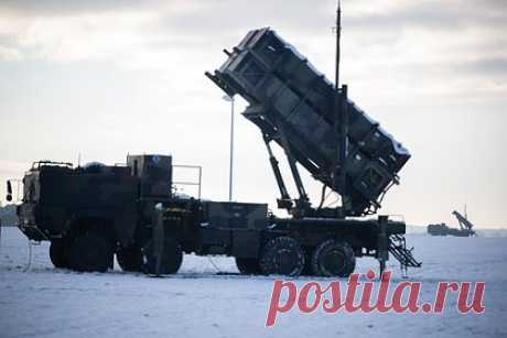 В США сочли фундаментальной ошибкой решение союзника по Украине. Американские эксперты сочли фундаментальной ошибкой решение Японии передать США зенитные ракеты комплекса Patriot в качестве косвенной помощи для Украины. Экс-замминистра обороны США Элдридж Колби раскритиковал американскую политику, отметив, что Вашингтон дает Киеву вооружения, которые не может заместить у себя.