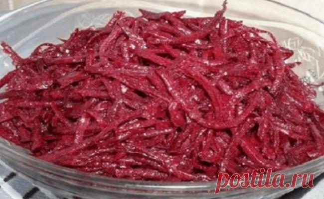Необычная закуска из свеклы, которая станет настоящим деликатесом на вашем столе Простейший рецепт приготовления оригинальной и красивой закуски, которая удивит вас своим вкусом. Свекла в таком виде отлично сочетается с мясными и рыбными блюдами. Ингредиенты: 3 шт. сырой свеклы 1