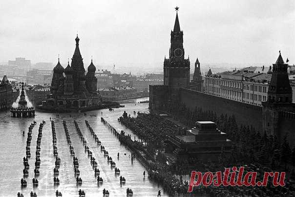 24 июня 1945 года на Красной площади в Москве состоялся парад Победы в Великой Отечественной войне. Посмотреть на фотографии можно в архивной галерее.