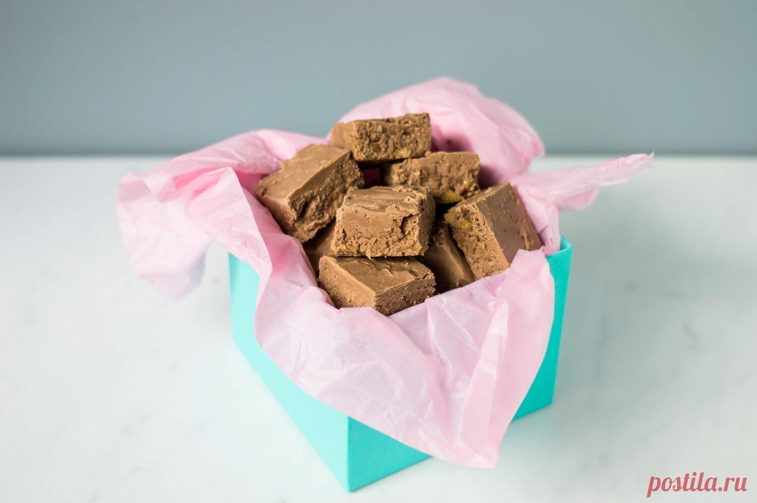 Super Easy Marshmallow Creme Fudge This marshmallow creme fudge recipe is SO easy and SO good! It has a rich chocolate taste and smooth, creamy texture.