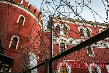 Проводивший тайные собрания иеговистов россиянин получил срок. В Адыгее на три года осудили местного жителя, который возглавлял местную ячейку «Свидетели Иеговы» (признана экстремистской организацией и запрещена в России). Установлено, что с июля 1999 года мужчин был членом совета местной ячейки и периодически исполнял обязанности руководства.