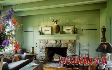 При выборе цвета для гостиной идеальным решением может быть зелёный цвет, который не просто красиво смотрится, но и успокаивает, снимает усталость, не угнетает и полезен для глаз. Помимо этого, он делает всё оформление более живым и позитивным одновременно.