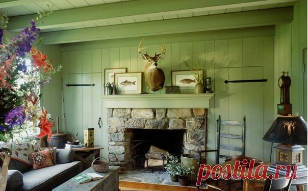 При выборе цвета для гостиной идеальным решением может быть зелёный цвет, который не просто красиво смотрится, но и успокаивает, снимает усталость, не угнетает и полезен для глаз. Помимо этого, он делает всё оформление более живым и позитивным одновременно.