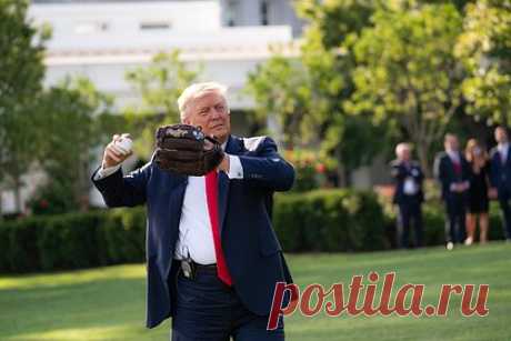 Трамп эмоционально отреагировал на уход Такера Карлсона с Fox News. Экс-президент США Дональд Трамп заявил, что был шокирован известиями об уходе известного ведущего и консерватора Такера Карлсона с телеканала Fox News. Об этом бывший американский лидер заявил в интервью Newsmax. Он добавил, что считает Карлсона потрясающим, особенно отметив последний год его работы в Fox News.