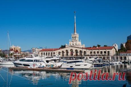 Ситуацию с турами в Сочи на фоне потопа оценили. Вице-президент Российского союза туроператоров Юрий Барзыкин заявил, что массовых отмен бронирования в Сочи после потопов из-за ливневых дождей нет, тем не менее некоторые туристы могут захотеть перенести путешествие на более благоприятное время. Для этого необходимо связаться с туроператором или с отелем.