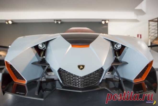 Lamborghini Egoista вблизи | Чёрт побери Lamborghini Egoista - самый дорогой и странный автомобиль из конюшни этой компании. Был представлен в 2012 году как суперэксклюзивный автомобиль для эгоистов, так как в машине есть всего одно место, и на нём сидит водитель. И всё это дело скорее похоже на реактивный истребитель, чем на спортивный автомобиль. ТТХ: сухой вес 950 кг, двигатель 5.2 литра V10, 600 лс. Максимальная скорость 350 км/ч, разгон до сотни 2.4 секунды. Кузов – а...