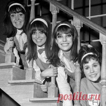 PASSION FLOWER HOTEL — ДЕВУШКИ НА ЛЕСТНИЦЕ — VIZIST.ru