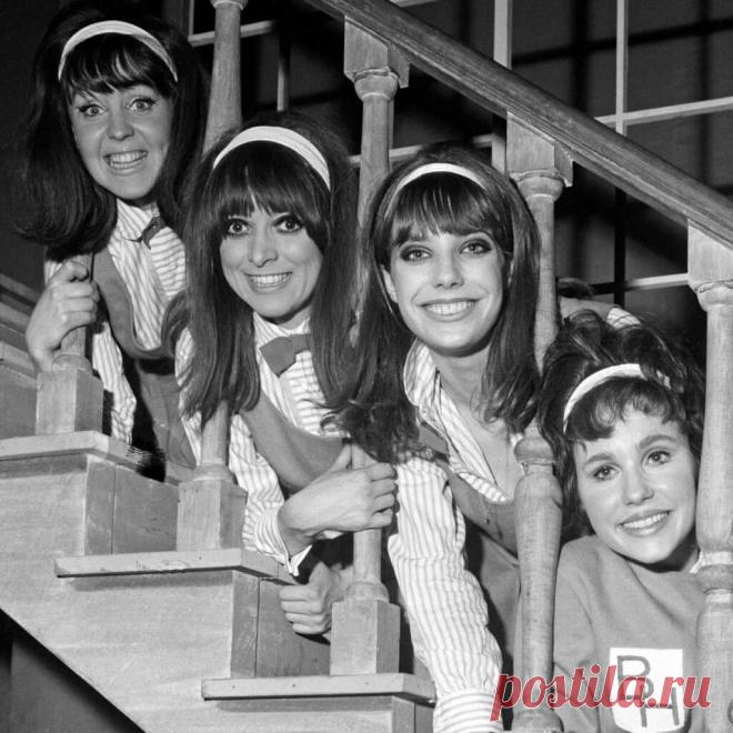 PASSION FLOWER HOTEL — ДЕВУШКИ НА ЛЕСТНИЦЕ — VIZIST.ru