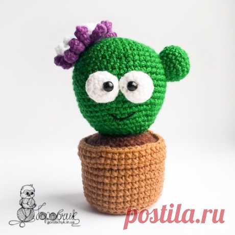 Игольница кактус крючком Оригинальная идея для вязаной игольницы – кактус амигуруми! Вооружайтесь ниточками и крючком, а схему найдете на нашем сайте.