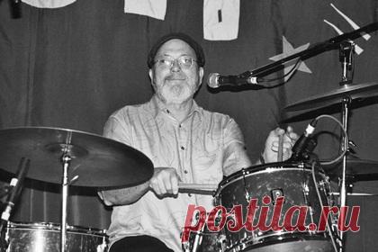 Умер барабанщик The Crickets Джерри Эллисон. На 83-м году жизни скончался барабанщик музыкальной группы The Crickets Джерри Эллисон. Причины и обстоятельства смерти артиста не раскрываются. Музыканта называли новатором в жанре рок-н-ролла. Эллисон участвовал в создании таких композиций коллектива, как Peggy Sue и That’ll Be the Day.