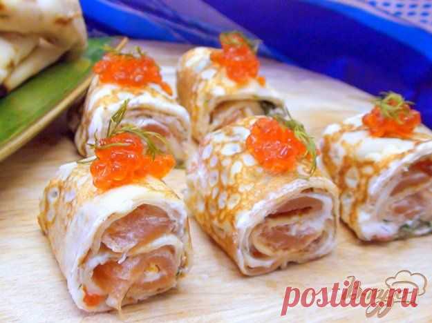 Блинчики "Северное сияние" со сметанным кремом и красной рыбой.