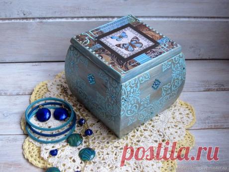 Шкатулка Бабочка – купить на Ярмарке Мастеров – Q053ORU | Шкатулки, Москва Шкатулка Бабочка. в интернет-магазине на Ярмарке Мастеров. Шкатулка выполнена в технике декупаж. На стенках шкатулки выделена текстура дерева при помощи обжига , браширования и многослойного тонирования. Шкатулка украшена объёмным рельефом, в восточном стиле, приятна на ощупь. Внутренняя часть шкатулки обшита мягким фетром.