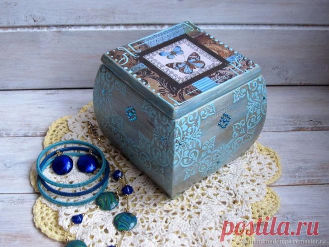 Шкатулка Бабочка – купить на Ярмарке Мастеров – Q053ORU | Шкатулки, Москва Шкатулка Бабочка. в интернет-магазине на Ярмарке Мастеров. Шкатулка выполнена в технике декупаж. На стенках шкатулки выделена текстура дерева при помощи обжига , браширования и многослойного тонирования. Шкатулка украшена объёмным рельефом, в восточном стиле, приятна на ощупь. Внутренняя часть шкатулки обшита мягким фетром.