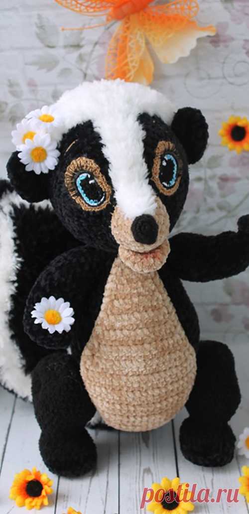 PDF Скунс Скуни крючком. FREE crochet pattern; Аmigurumi animal patterns. Амигуруми схемы и описания на русском. Вязаные игрушки и поделки своими руками #amimore - скунс, зверёк, зверюшка, животное.