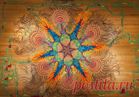 Художник из Нью-Йорка рисует невероятно красивые картины на улицах и площадях города. Однако, ни одну из них вы, вероятно, не увидите. Поскольку он создает их из песка, насыпая его из рук искусными завитками.