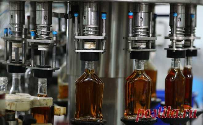 «Известия» узнали о дефиците сырья для коньяка в России. Более 70% коньячного дистиллята ввозится в Россию из-за границы. Чтобы избежать дефицита сырья Минфину предложили упростить процедуру импорта дистиллята из Грузии, который проходит более жесткий контроль, чем сырье из Армении