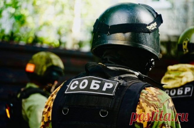 «112»: забаррикадировавшийся в Каменске-Уральском мужчина получил ранение. СОБР задержал вооруженного нарушителя.