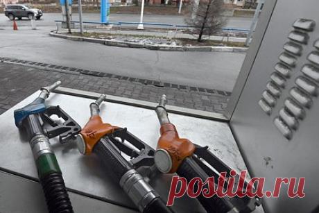 Топливо на АЗС в России подешевело впервые с весны. В период с 25 сентября по 1 октября стоимость бензина и дизельного топлива на российских автозаправочных станциях снизилась впервые с весны 2023 года, сообщили аналитики Росстата. К началу второго месяца осени литр бензина Аи-92 подешевел до 51,41 рубля, Аи-95 — до 56,16 рубля, дизтопливо — до 64,9 рубля.