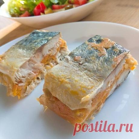 Рулет из скумбрии с овощами
на 100грамм - 169.42 ккалБ/Ж/У - 15.54/10.84/2.44

Ингредиенты: 
Скумбрия свежая -350г. (филе двух рыб)
Лук репчатый -70 г.(1шт.)
Морковь -100 г.(1 небольшая)
Сыр твердый 45% -50 г.
Масло оливковое 7г(1ст.л)
Приправа для рыбы -1 г.(0,5чл.)
Желатин пищевой- 8 г.(3 ч.л.)
Соль -2г (0.5 ч.л.)

Приготовление:

Лук порезать, морковь потереть на крупной терке, потушить на растительном масле. Сыр натереть на терке. Можно взять сыр в пластинах.
⠀
2. С ры...