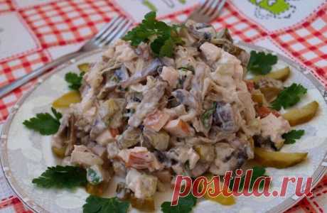Салат с шампиньонами и огурцами.