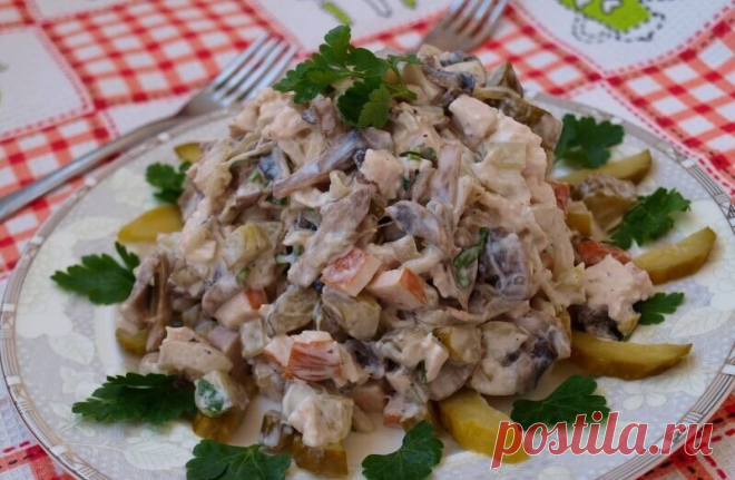 Салат с шампиньонами и огурцами.