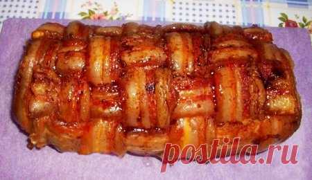 Мясной рулет в беконе.