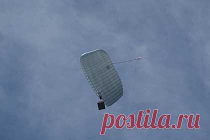 В России прошли испытания умного парашюта. В России завершились заводские испытания умной транспортной парашютной системы. Изделие получило автоматизированный комплекс управления, который позволяет сбрасывать грузы по заданным координатам или с помощью ведущего парашютиста. Испытания показали точность автоматического десантирования.