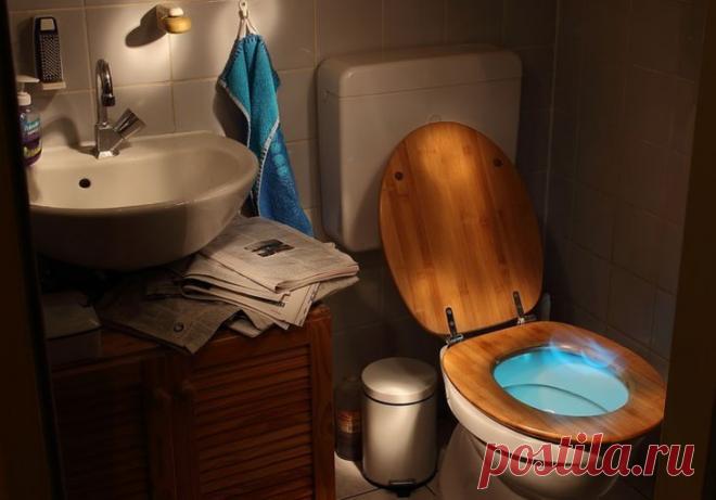 Зачем замачивать рулон туалетной бумаги в уксусе: решение многих проблем по дому Избавиться от известковых отложений поможет простой прием. Для этого пропитайте уксусом туалетную бумагу, а после заложите ее на 5 минут в углубления внутренней части унитаза. 