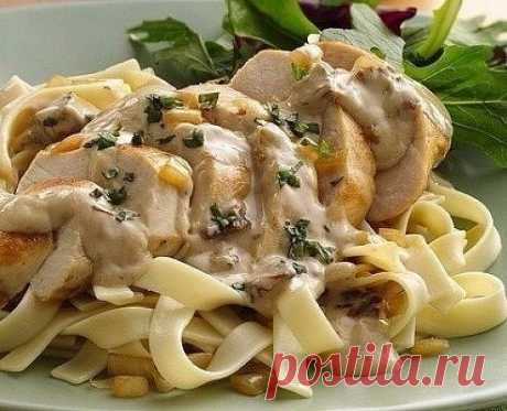 КАК ПРИГОТОВИТЬ МАКАРОНЫ: 5 ВКУСНЫХ РЕЦЕПТОВ 

1. Макароны по-флотски 

ИНГРЕДИЕНТЫ:
● мясной фарш 500 г
● макароны 400 г
● репчатый лук 1 шт.
● растительное масло по вкусу
● соль, перец по вкусу

ПРИГОТОВЛЕНИЕ:
Отварить макароны до готовности в подсоленной воде. Мелко нарезать лук. Разогреть сковороду с растительным маслом, выложить мясной фарш. Если говядина жесткая, можно добавить немного кипящей воды. Когда мясо начнет подрумяниваться, добавить нарезанный лук. Посолить...