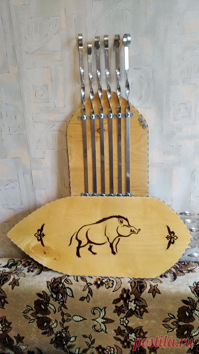 Оригинальные подарочные наборы для шашлыка ручной работы! В набор входит: ✅- 1 разделочная доска-колчан, для хранения шампуров с подвесом и рисунком нанесенным методом выжигания по дереву, ✅- 6 прочных шампуров из нержавеющей стали фирмы "Palisad". У вас есть возможность приобрести колчан-разделочную доску отдельно без шампуров по цене всего 500 руб., или приобрести полный комплект за 700 руб., с шампурами.