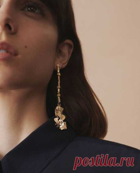 Серьги: 3 главных тренда осени Фото: GivenchyВ магазинах уже появляются осенне–зимние коллекции, а значит, пора продумывать свой гардероб. Про аксессуары также забывать не стоит. Так