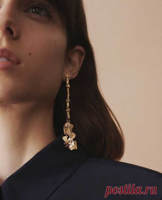 Серьги: 3 главных тренда осени Фото: GivenchyВ магазинах уже появляются осенне–зимние коллекции, а значит, пора продумывать свой гардероб. Про аксессуары также забывать не стоит. Так