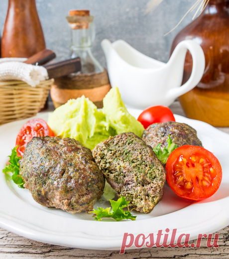 Мясные котлеты со шпинатом на Вкусном Блоге Что может быть проще котлеты? Это, наверное, самая понятная домашняя еда – прямо символ уюта и сытости 🙂 Сегодня я предлагаю разнообразить этот символ добавлением в фарш шпината, который придает дополнительную сочность и приятный зеленый оттенок. Проще и дешевле всего использовать здесь замороженный шпинат – тот, который уже рубленный. Его…