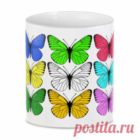 Кружка с разными цветными бабочками.
