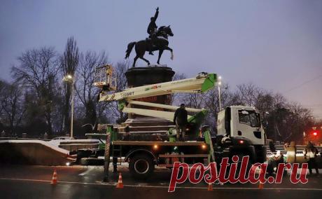 В Киеве начали снос памятника офицеру Николаю Щорсу. В Киеве начали демонтаж памятника Николаю Щорсу на бульваре Тараса Шевченко, сообщили в киевской городской администрации.
