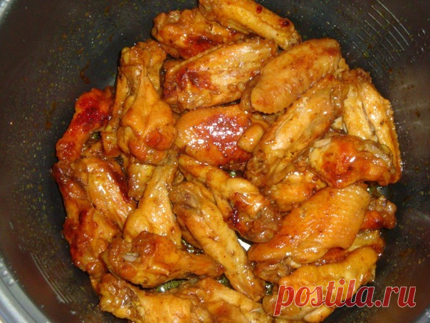 Золотистые крылышки 

Продукты:
Крылья куриные - 1кг
мёд - 2 ст. ложки
приправа Карри - 2 ст.ложки
соль
масло сливочное

Крылья помыть, разрезать по суставам (я кончики крыльев всегда выкидываю), добавить мёд, карри и соль, всё перемешать. Можно дать настояться (но мы были очень голодные :) ). Мультиварку включить на режим 