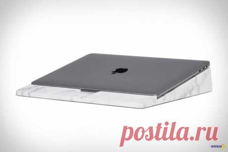 Подставка под Macbook чтобы ты заплакал! | Чёрт побери Натуральный мрамор Бьянко Статуарио, исключительно из карьеров в Италии! Именно из него делают подставки для нескольких моделей Макбуков, включая 12-дюймовый Macbook, 13 и 15-дюймовые MacBook Pro. Вес подобной подставки составляет от 6 до 10 кг. Солидная вещь, статусная. Тяжелая и прохладная. Снизу приклеена прослойка из полиуретана, чтобы стол не царапать. Почему