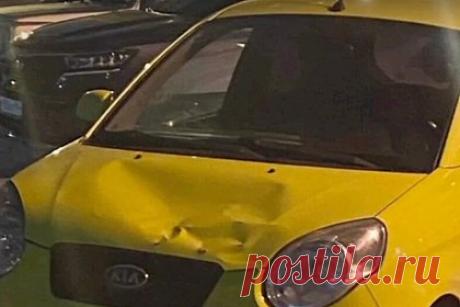 Россиянин спрыгнул с парашютом с 23-го этажа на капот чужого авто. В Саратове мужчина спрыгнул с парашютом на автостоянку и приземлился на чужой автомобиль. Инцидент произошел вечером 23 февраля на Лунной улице. Одетый в шлем россиянин зашел в подъезд жилого дома и поднялся на 23-й этаж, а затем спрыгнул на парковку. Мужчина приземлился на Kia и помял автомобилю капот.