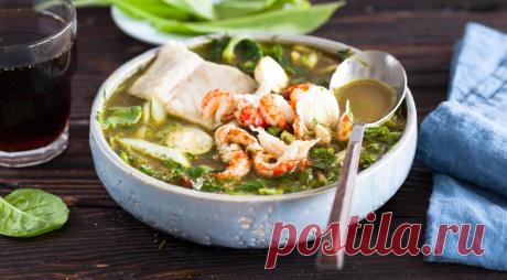 Как приготовить царский холодный суп - ПУТЕШЕСТВУЙ ПО САЙТУ. Ботвинью когда-то называли царицей русских холодных супов. Сейчас её готовят не так часто. Этот летний суп всё-таки требует специальной закупки продуктов и не так прост, как обычная окрошка, но готовить его стоит – особено по проверенному рецепту от Ольги Сюткиной, знатока и историка русской кухни.  ИНГРЕДИЕНТЫ 500 г осетрины 4 перепелиных яйца 300 …