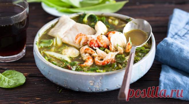 Как приготовить царский холодный суп - ПУТЕШЕСТВУЙ ПО САЙТУ. Ботвинью когда-то называли царицей русских холодных супов. Сейчас её готовят не так часто. Этот летний суп всё-таки требует специальной закупки продуктов и не так прост, как обычная окрошка, но готовить его стоит – особено по проверенному рецепту от Ольги Сюткиной, знатока и историка русской кухни.  ИНГРЕДИЕНТЫ 500 г осетрины 4 перепелиных яйца 300 …