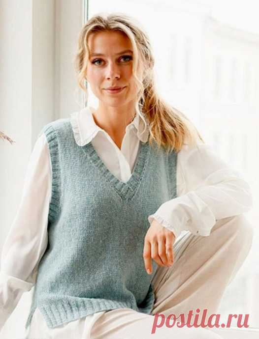 Безрукавка из Dropd Sky Безрукавка из пряжи DROPS Sky вяжется лицевой гладью и резинкой, имеет V-образный вырез горловины и разрезы по бокам.Размеры: S - M - L - XL - XXL - XXXLПонадобится:Пряжа DROPS SKY (74% бэби-альпака, 18% полиамид, 8% шерсть, 190м/50г)150-200-200-200-250-250 г, цвет 15, аквамаринПлотность...