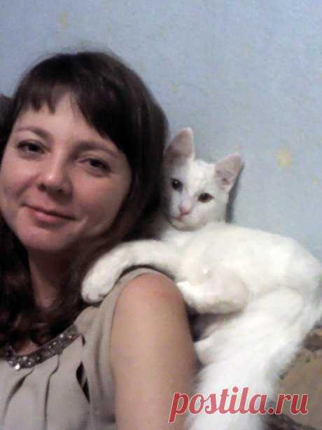 Наш кот не равнодушен к моей подруге Гуле...И получилось вот такое фото!