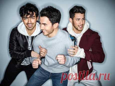 Jonas Brothers в стиле 70-х: забавная фотосессия группы для модного журнала