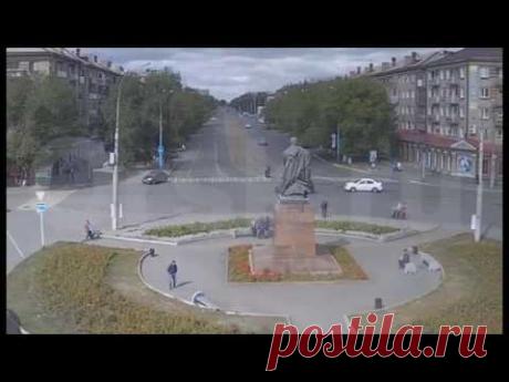 Парень на скамейке, чудом избежавший смерти во время ДТП