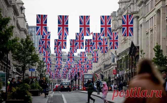 Bloomberg узнал о бегстве богачей из Британии на фоне дискуссии о налогах. На фоне анонсированного лейбористами повышения налогов все больше сверхбогатых британцев ищут возможности для продажи своих активов и переезда, пишет Bloomberg. Чаще всего бизнесмены релоцируются в Швейцарию и Италию