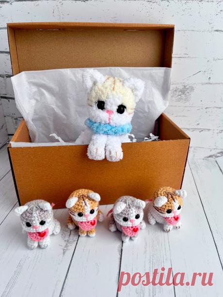 PDF Котята крючком. FREE crochet pattern; Аmigurumi toy patterns. Амигуруми схемы и описания на русском. Вязаные игрушки и поделки своими руками #amimore - маленькие котята, плюшевый котик, кот из плюшевой пряжи, кошка, кошечка, котёнок.