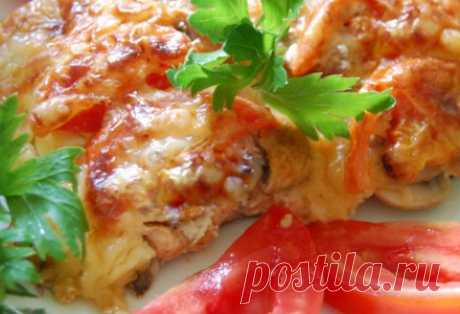 Рыба запеченная с помидорами и сыром. 
=любая рыба, репчатый лук, помидоры, сыр, вареные яйца, оливковое масло, майонез, перец и соль по вкусу, зелень.