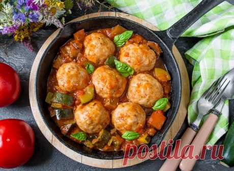 Куриные фрикадельки в соусе из летних овощей на Вкусном Блоге Ловим за хвост остатки дешевых баклажанов и кабачков и готовим эти вкусные фрикадельки из куриного фарша в соусе из летних овощей. Это блюдо можно дополнить пастой – и полноценный ужин готов! Вместо куриного фарша можно использовать любой другой – говяжий, свиной, индюшиный или смешанный. Если у вас нет духовки, фрикадельки…